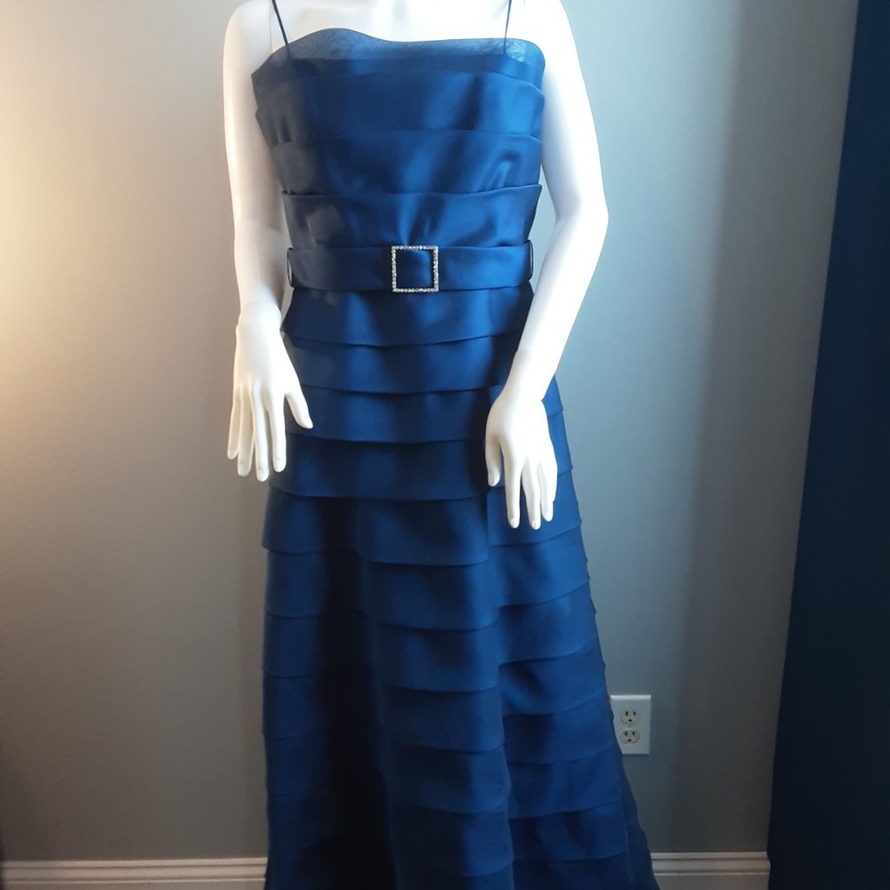 Evening Gown By Js Collections - image 3